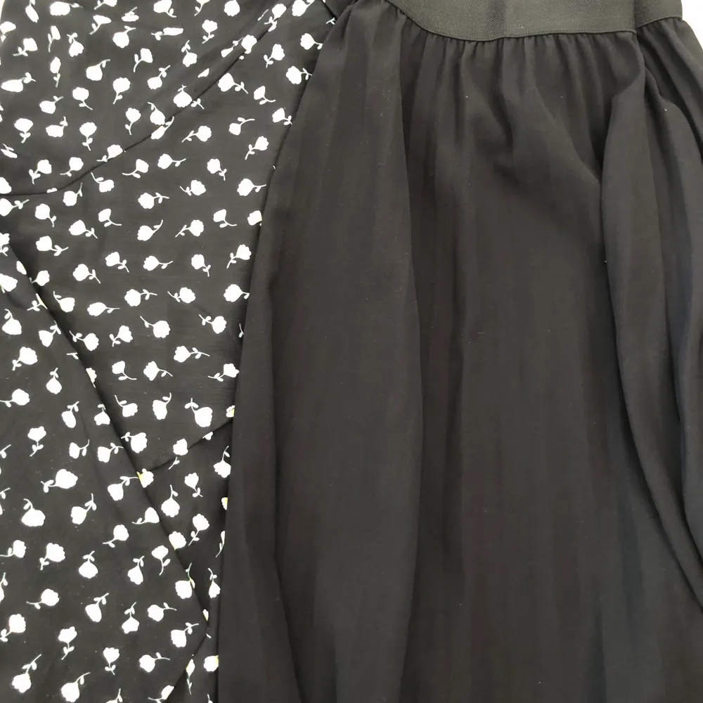 Hjälper mamma sälja hennes kjolar då de blivit för stora. Aldrig använda så i nyskick. Ena är en omlottkjol med små blommor på och den andra är en vanlig svart med resår i midjan. Se bild!💗. Hameet.
