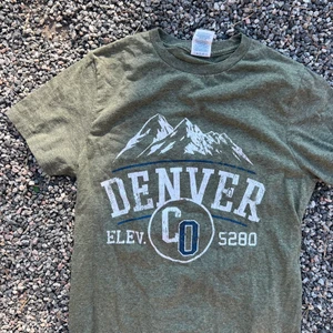 T-shirt med tryck - Olivgrön t-shirt med tryck. Delta Soft stl S.