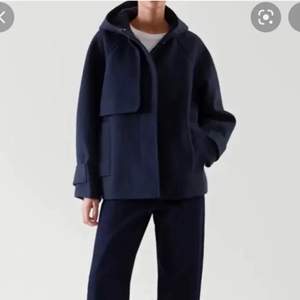 Intressekoll på min super fina mörkblå kappa från Cos❤️ Köpt i vintras och i toppenskick! Storlek S