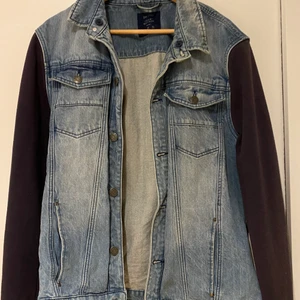 Jacka - Jeansväst + ärmar; väldigt mysig men används aldrig