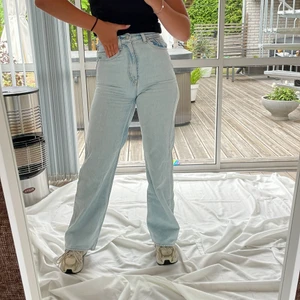 Levis jeans - Levis jeans som tyvärr är aldeles för små för mig…:/ (där av de orättvisa bilderna) storlek 24, köpt för 800kr säljer för 250kr🤩🤩