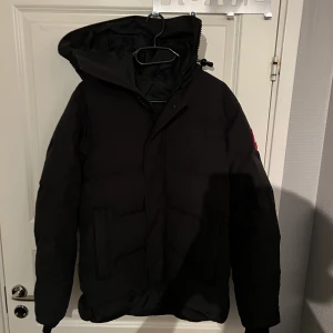 Canada goose Macmillian - Canada goose jacka köpt på NK  Cond 9:10 Kom PM för mer bilder 