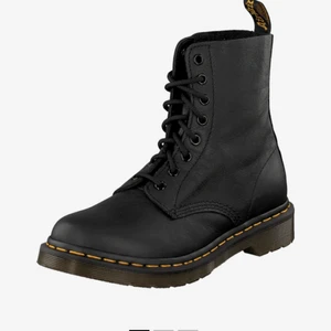 Dr martens - Måste tyvärr sälja mina fina dr martens då de är för små för mig. Strl 38. Endast använda en gång utomhus.  Modell 1460- pascal black.  Kan mötas upp annars står köpare för frakt. 