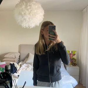 Kofta - Grå kofta från Primark. I strl S.Sparsamt använd.   Nypris: 199kr Mitt pris: 70kr Vid snabb affär kan priset diskuteras!💸  Kan mötas i Tyresö eller skickas. Frakt kan tillkomma! 