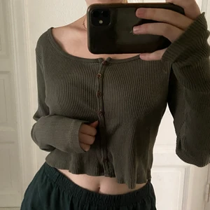 Zelly long sleeve top - Knappt använd croppad top från brandy! Fin höstig grön färg som passar till mycket 💕