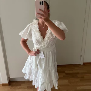 Klänning - By Malina - Helt oanvänd klänning från By Malina med prislappar kvar, köpt för 1999kr. Strl XS men mer som S, samt justerbart snöre i midjan. 