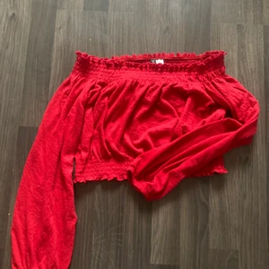 Röd axelbar tröja - Jag säljer denna röda tröja i strl S från H&M för 50kr +frakt .Köpt för några år sedan men är fortfarande i fint skick, hör av er om ni är intresserade!💕