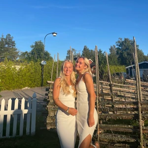 Gina Tricot mindy klänning - Säljer den populära och slutsålda stickade klänningen från Gina Tricot, den högra i bilden! Köpte 2 storlekar och hann inte lämna tillbaka den för stora, säljer i S! 350kr och gratis frakt. 