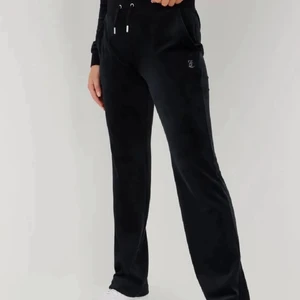 juicy byxor - säljer mina juicy byxor med diamanter då jag ej får användning av dom längre. använda runt 10 gånger men ser helt nya ut. alla diamanter sitter kvar. nypris 1200kr. hör av dig om du har frågor eller vill ha fler bilder. köparen står för frakten.