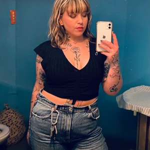 Tshirt - Snygg tshirt med ”fladdriga” ärmar och djup urringning. Snörning fram, går att dra åt. Använd en del 