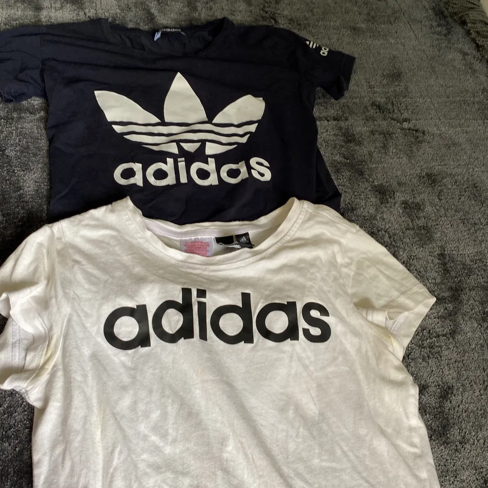 Två st adidas tröjor man kan köpa en eller båda, den blåa är st s och den vita är barn stl Så det står 13-14 år. T-shirts.