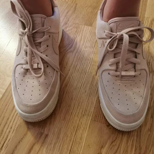 Nike - Nike skor storlek 41 som nya mycket bra skick i mocka rosa 