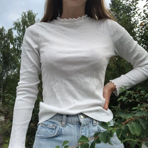 Vit tajt tröja - Vit tajt ribbad tröja, med små volanger/ lettuce ham vid kragen och ärmarna 🤍🤍 