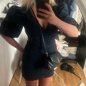 Jeansklänning - Jeansklänning från zara, köpt för flera år sedan men knappt använd, finns alltså inte att köpa. Storlek M men passar S också. Säljer för 300