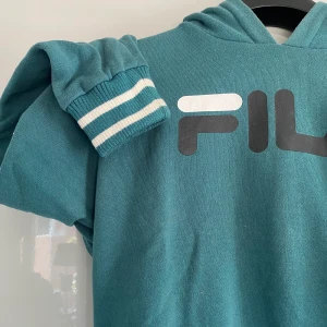 Mörkgrön fila hoodie - Mörkgrön hoodie från Fila, mörkare än vad de ser ut på bilden, har luva 