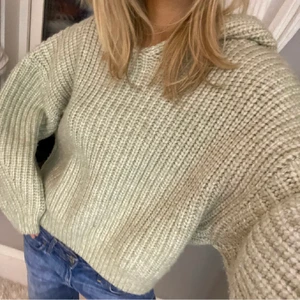 Stickad hoodie - Säljer vidare denna fina stickade tröja med luva💕❤️supernajs!