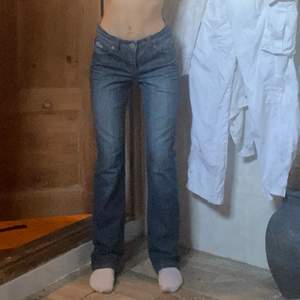 Sjukt snygga jeans ifrån Lab industries! Dem är i storlek 158 men var inte oroliga för storleken då den inte sitter som typiska ”barnbyxor”. 75cm omkrets runt midjan och 78 cm innerbenslängd!💓 Vid fler frågor så skriv gärna till mig privat!🤙