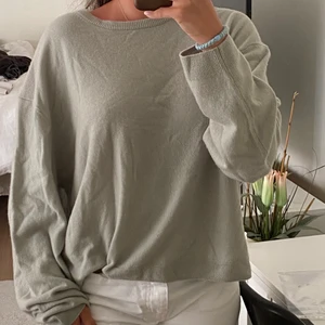 H&M kashmir tröja - Knappt använd 100% kashmir tröja från H&M.