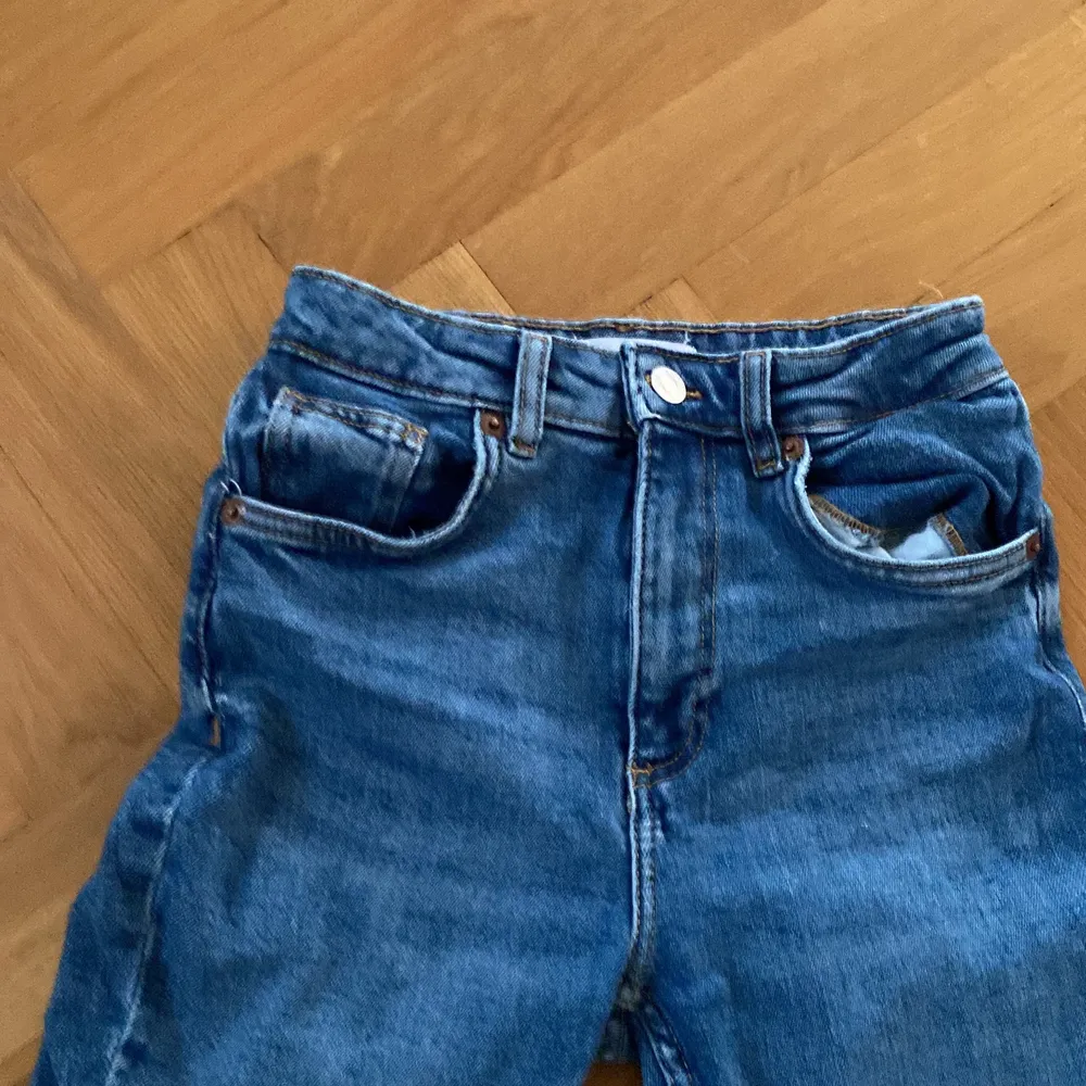 Jag säljer ett par zara jeans i storlek 32. De är utsvängda och croppad modell och är använda max 5 gånger!! De säljs fortfarande på Zara. Jättesnygga.. Jeans & Byxor.