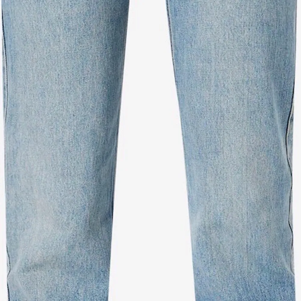 Weekday lågmidjade jeans i modellen arrow, sjukt snygga och trendiga! Saga stq hade även att par i en av sina videos ifall någon är inspirerad av hennes stil! De är köpta för 500kr men säljs för 250kr, storlek 27/32. Jeans & Byxor.