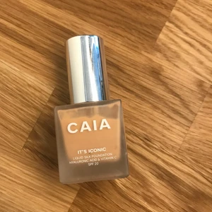 CAIA foundation - Färg 2N. Färgen passar inte mig, så endast testad. Frakt spårbart  tillkommer på 51kr.