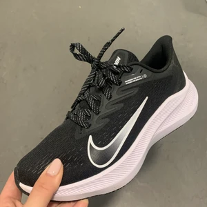 Nike air winflo 7 löparsko  - Säljer ett par löparskor från Nike i storlek 37,5. Bara använt 2-3 gånger och säljes då de inte passar min fot och löparsteg. Jättefint skick!