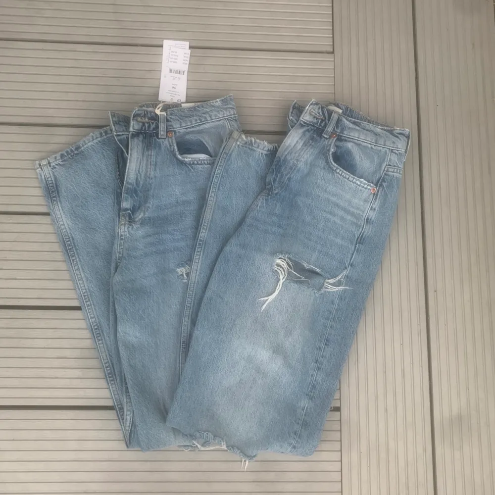 Säljer två likadana jeans från ginatricot i 2 storlekar👌🏻79kr/st. De i storlek 32 är använda nåra gånger o de i storlek 34 är aldrig använda . Jeans & Byxor.