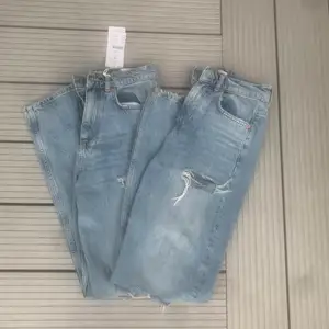 Säljer två likadana jeans från ginatricot i 2 storlekar👌🏻79kr/st. De i storlek 32 är använda nåra gånger o de i storlek 34 är aldrig använda 