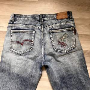 Super fina lågmidjade jeans med broderade blommor, köpte här på Plick men har inte fått användning för. Det står inte storlek men skulle gissa 38 och dom är bra i längden på mig som är 170! Skriv om du har några frågor!💕 ☺️