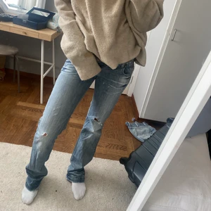 Lågmidjade jeans - Säljer de snyggaste jeansen då de tyvärr blivit för små. Jag är ca 170. Går att få paketpris vid köp av fler plagg, frakt ingår inte 