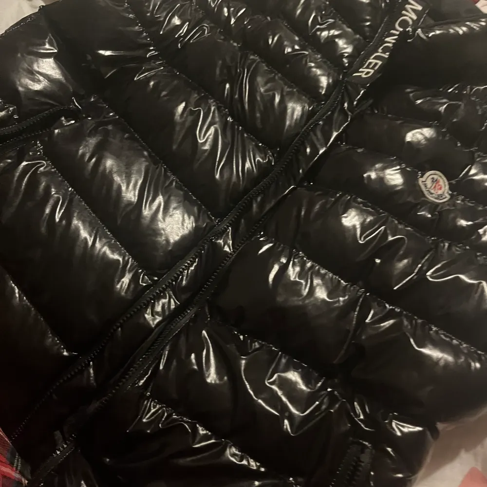 Moncler väst som är bra i skick och knappt andvänd, storlek xl men passar som storlek L. Övrigt.