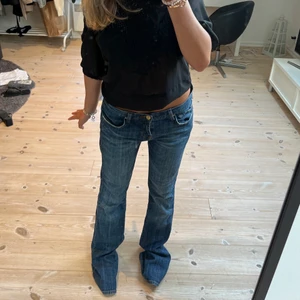 Jeans  - Fina lågmidjade jeans ifrån 7 for all mankind som tyvärr är för stora på mig. Midjemått: 90 och innerbenslängd: 87 ungefär 