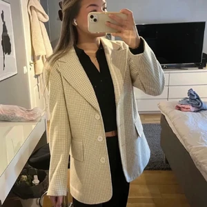 Jacka  - Såå fin kappa till hösten från Gina😍