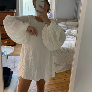 Klänning - Väldigt fint men skrynklig🙄 klänning med ballongärmar och djupare rygg💓