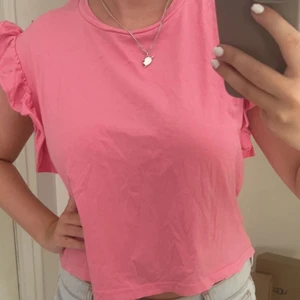 rosa topp med volang - super söt topp med volanger på armarna💞 