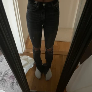 Zara jeans - Säljer dessa jättefina jeans ifrån zara! Använd max 2 gånger💓 skriv privat om intresse💓