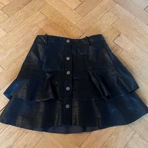 Kjol  - Superfin skinnkjol från Zara! Skulle säga att den passar xs-s