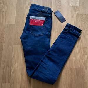 Replay hyperflex Luz - HELT NYA, aldrig använda! Jeans Luz Hyperflex Skinny Fit från Replay i superstretch. Modell med smal passform, smala lår och avsmalnande benslut. Klassisk femficksmodell med dragkedja i gylfen.  Utförande: Vävt Passform: Slim Yttertyg: 85% Bomull, 10% Polyester, 5 % Elastan.                     