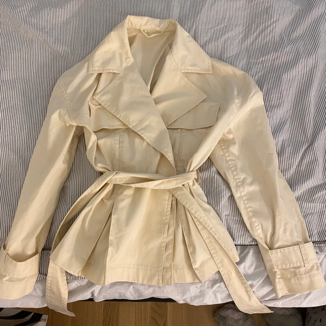 Beige trenchcoat från & other stories