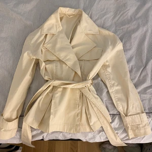 Beige trenchcoat från & other stories - Beige lite kortare trenchcoat från & other stories. Använd 1 gång. Buda gärna