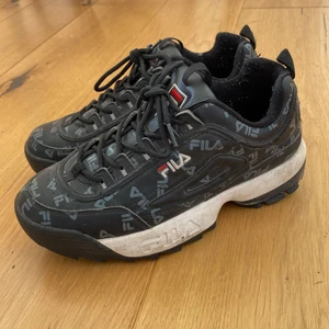 Fila strlk 39 - Fila skor storlek 39. I jätte bra skick!