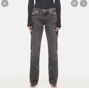 Zara lågmidjade jeans  - Perfekta jeans som passar till allt. Lågmidja samt svart färg. Slutsålda överallt. Liten storlek skulle jag säga. Kontakta mig för mer bilder :)