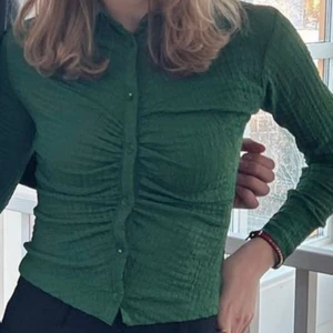 Grön stradivarius skjorta - Säljer denna superfina gröna skjortan🥰 knappt använd!