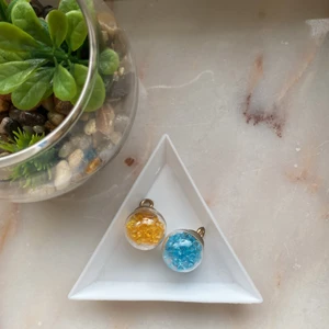 Berlocker strasskulor! - Berlocker i form av starsskulor. Har en blå och en gul. OBS! Endast två kvar! Passa på. 4 kr st!  OBS! Det ingår en gåva på alla köp av berlocker!