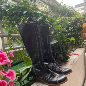 Vintage stövlar - Super fina stövlar i strl 38! Dem är tyvärr för små för mig så säljer dem:(  originalpris var 1700kr