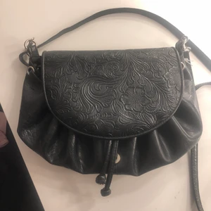 Väska - Fin väska med fin design, den är justerbar så man kan få mer plats i den, en knapp är dock isönder så man kan inte stänga den helt men den stängs fortfarande 