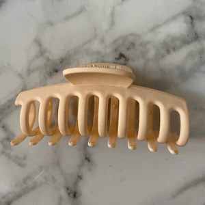 Beige hårklämma  - Beige hårklämma från Shein, aldrig använd därav säljs den, 6kr+ frakt
