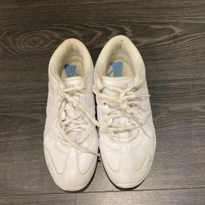  Cheerleading skor  -  Ett par cheerleading skor endast använda ett par gånger  