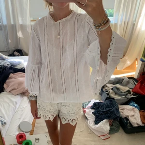 Blus - Så fin vit blus från hm med Hålbroderi. Passar till allt!!💕💕