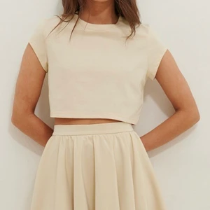 Ekologisk croppad jersey-topp - Säljer denna super fina jersey-toppen från NA-KD i stl S som är helt oanvänd med lappen kvar. Köpt för 159 kr. Frakten ingår ej i priset. 